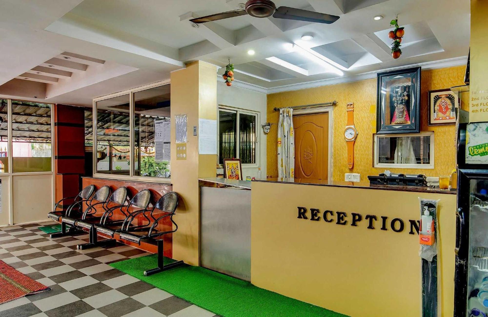 Spot On Sgs Residency Hotell Visakhapatnam Exteriör bild